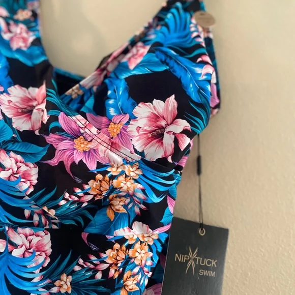NipTuck One Piece Multi-Cup Fit Swimsuit size 6 - Picture 2 of 4
